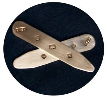 Stiff handmade jewellery piece by Xing Design
